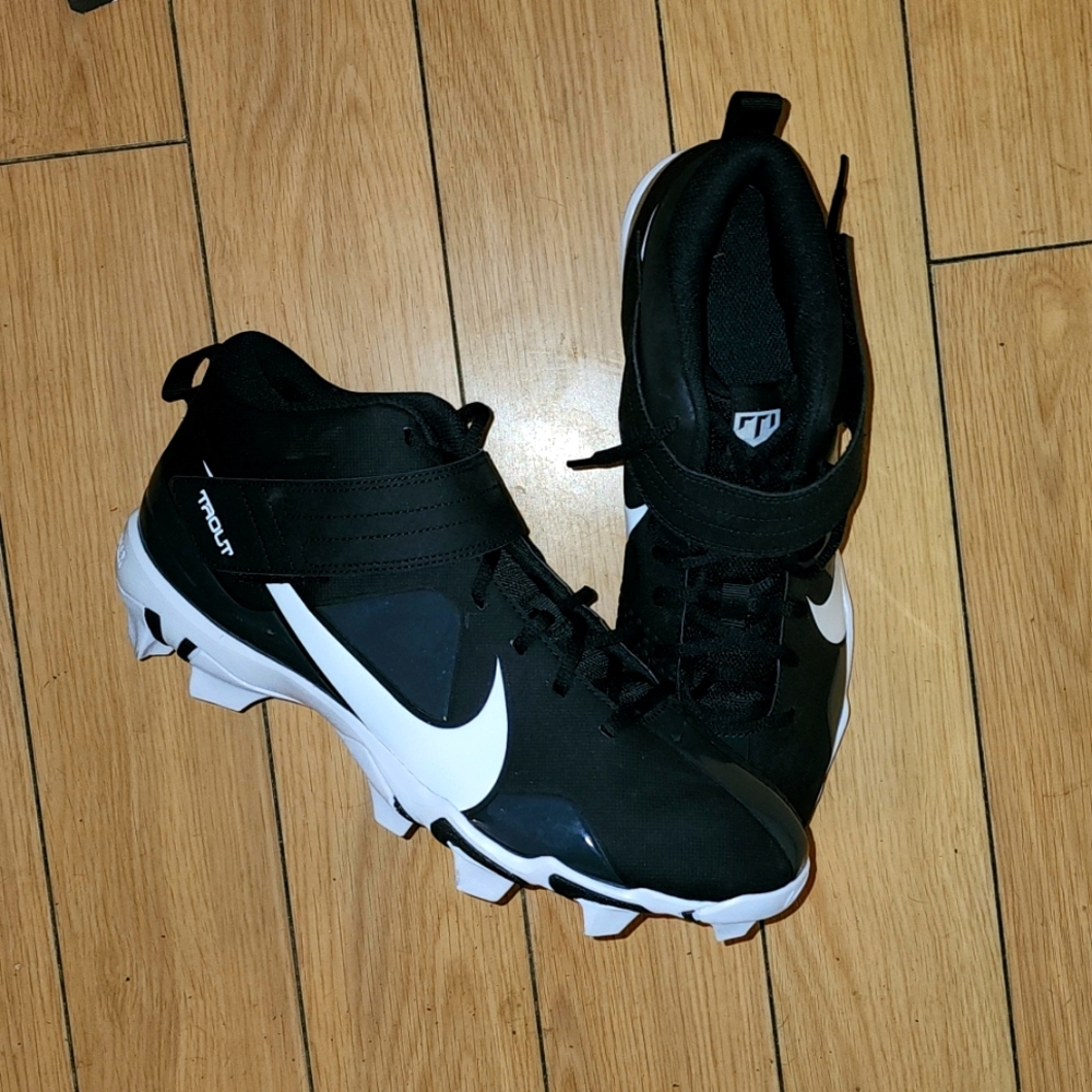 Men's NIKE TROUT "FAST-FLEX"; Size: 13; Black & White Soft Bottom Sport Cleats.